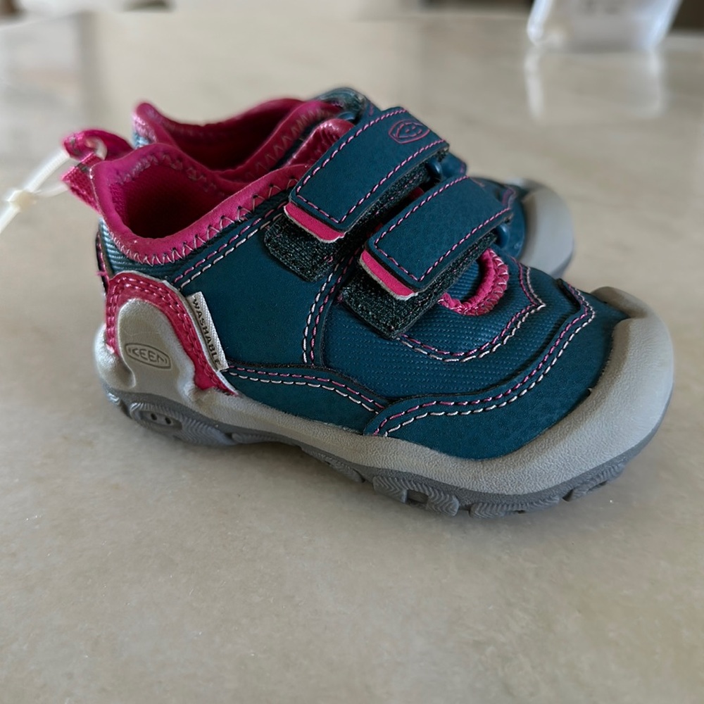 Keen washable size 4c shoes New never worn.